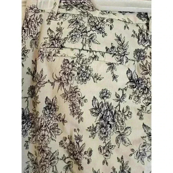 MARIO SERRANI, ITALY WOMEN'S 6 PANTS, STRETCH, WHITE & NAVY FLORAL PRINT, NWOT - Picture 5 of 6